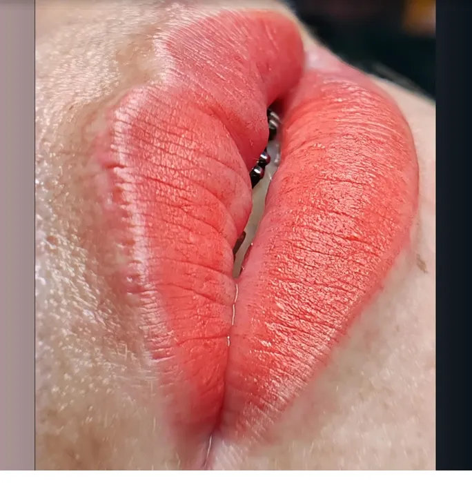 Micropigmentación de labios color coral